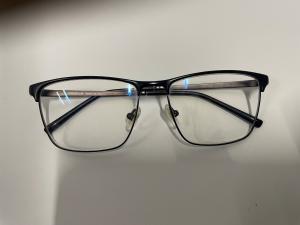 CS443/ BLACK-FRAMED EYEGLASSES